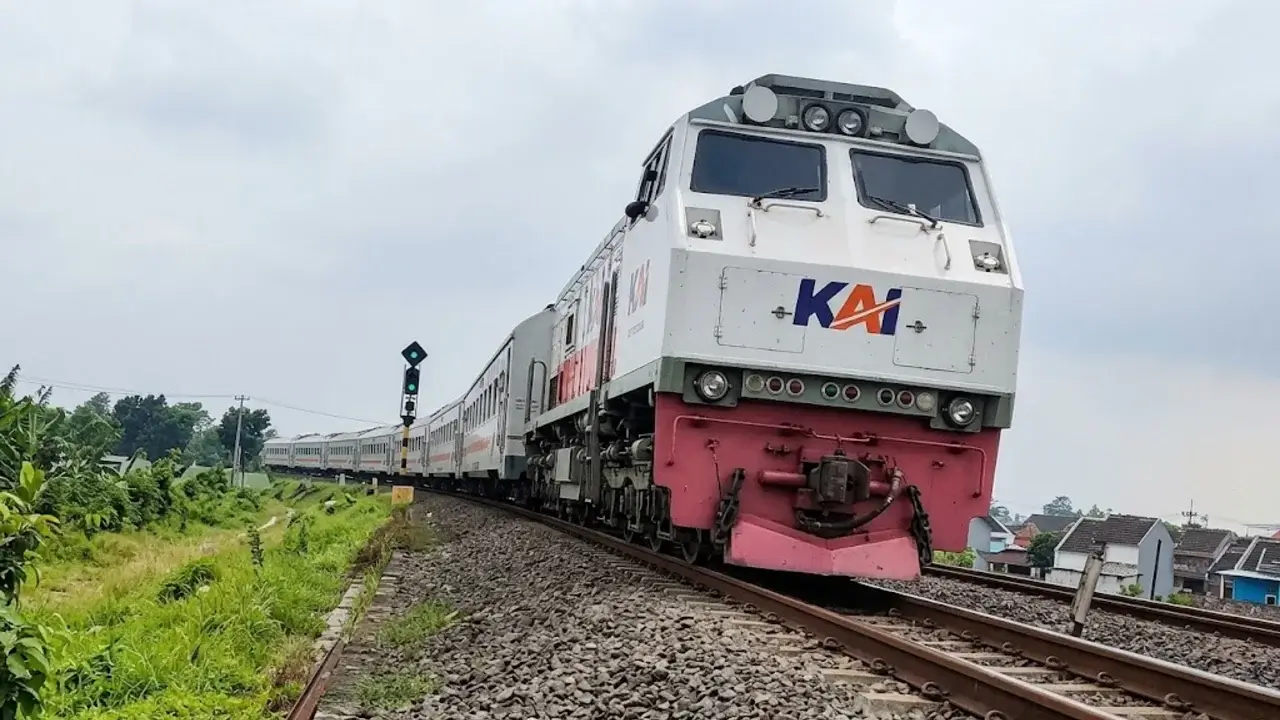 Rangkaian KA 302 berhenti di KM 147+79 petak jalan antara Stasiun Sumbergempol dan Stasiun Ngunut Kabupaten Tulungagung
