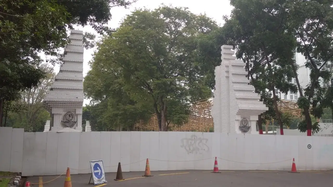 Gerbang masuk berbentuk Candi Bentar di sisi kanan Gedung Sate