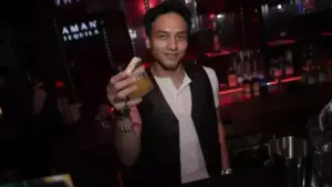 Momen Langka Jefri Nichol Jajal Peran Bartender di Perayaan Satu Dekade ESSE POP