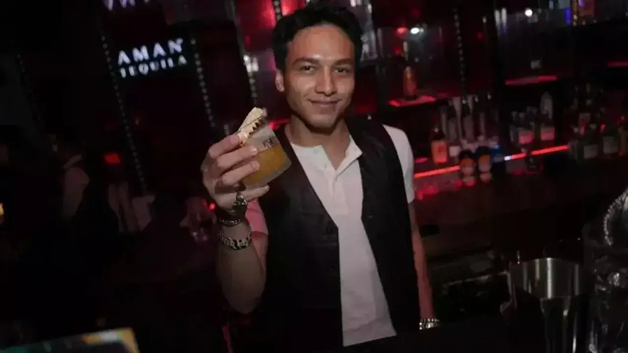 Jefri Nichol Jajal Peran Bartender di Perayaan Satu Dekade ESSE POP