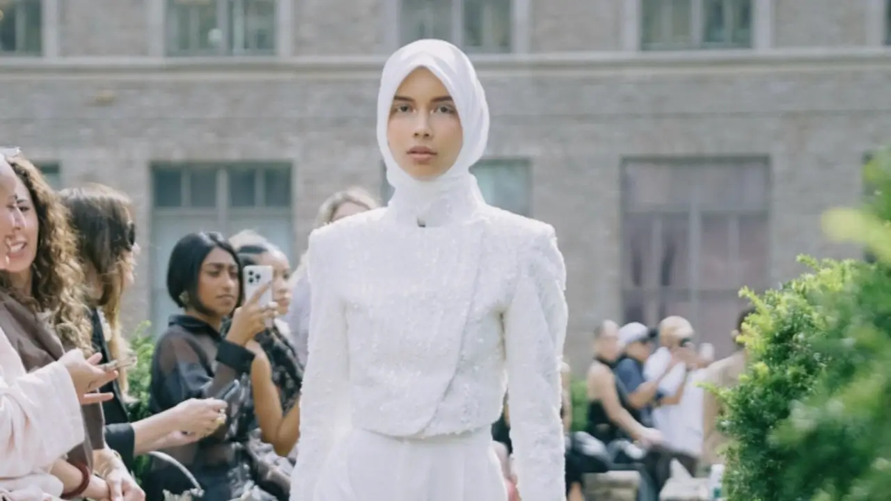 Sabrina Chairunnisa Tampil Anggun Pakai Hijab