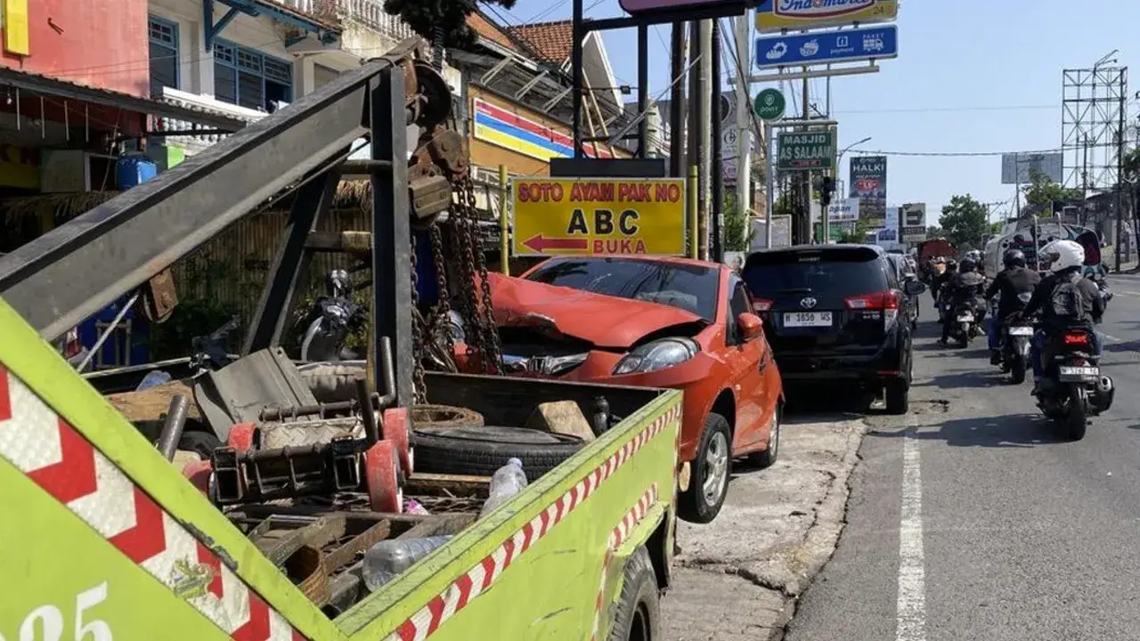 Tabrakan Beruntun di semarang 5 Kendaraan Picu Kemacetan Parah